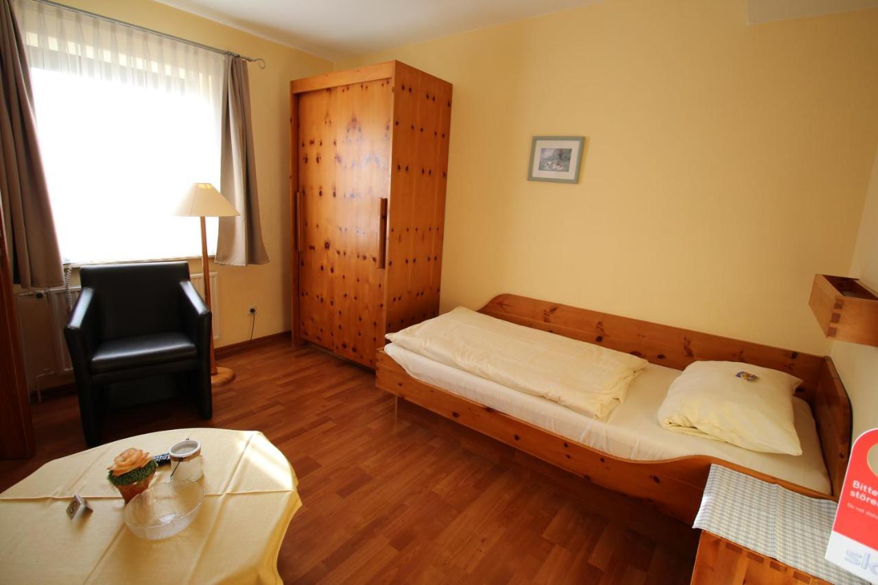 Hotel Garni Zur Post Utersum Екстер'єр фото